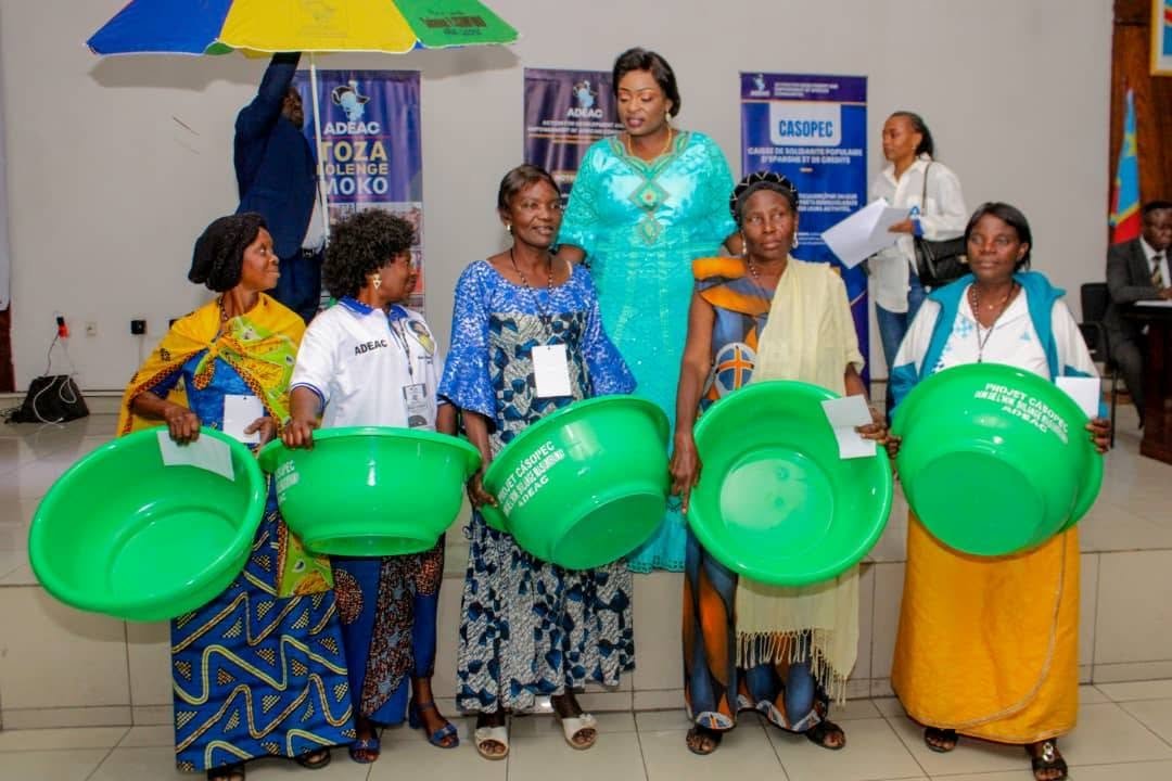 Femme africaine plantant une jeune pousse