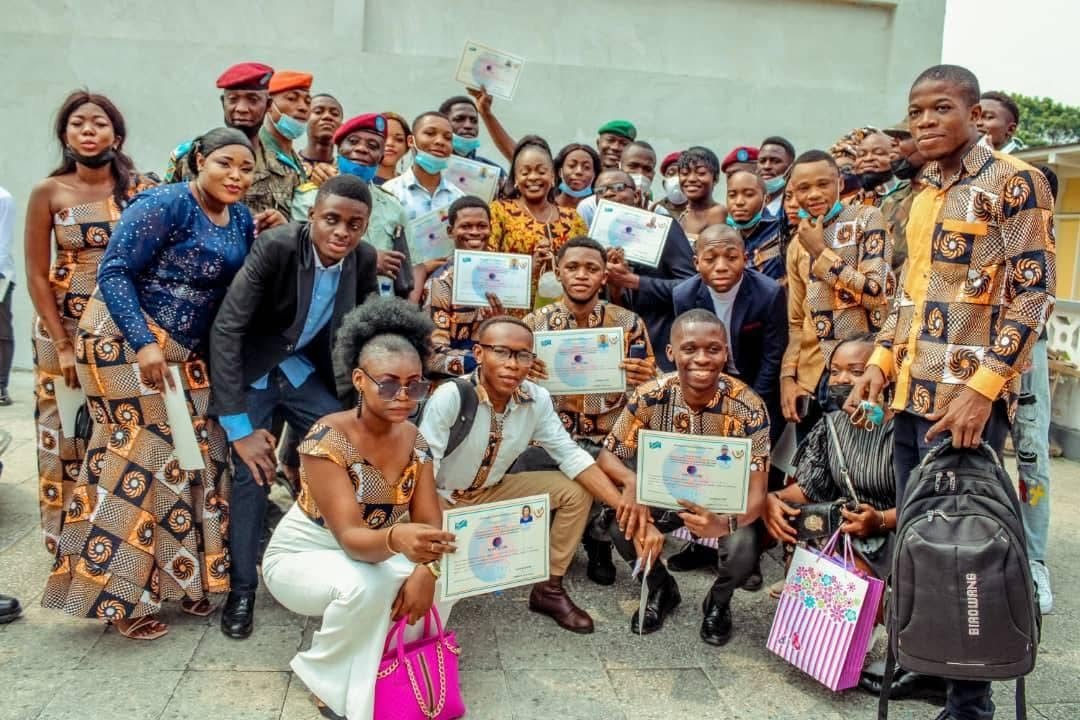 Jeunes participant ensemble à une activité de groupe